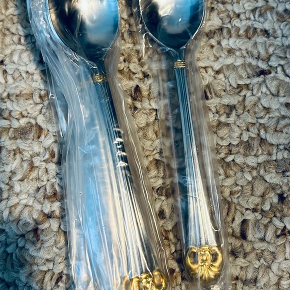 NEW VINTAGE 46 PIECE ESTIA GOTHIC GOLD ACCENT STAINLESS STEEL FLATWARE (KOREA) - Picture 8 of 11
